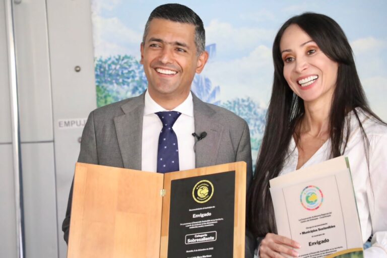 Envigado recibió de CORANTIOQUIA premio por su sostenibilidad ambiental