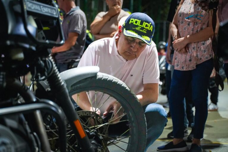 La Alcaldía de Envigado entrega candados con alarma a motociclistas, en campaña contra el hurto