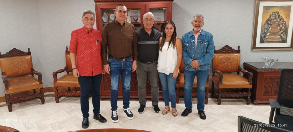 La Junta Directiva de La Sociedad de Mejoras Públicas de Envigado, tuvo el agrado de visitar al Alcalde Raúl E. Cardona